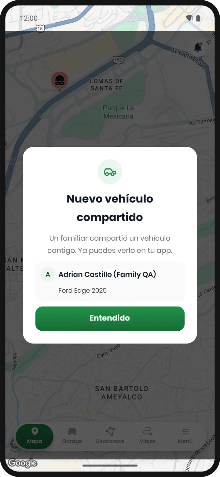 Modal «Nuevo vehículo compartido» sobre el mapa, con el nombre del dueño, el coche que compartió y el botón «Entendido»