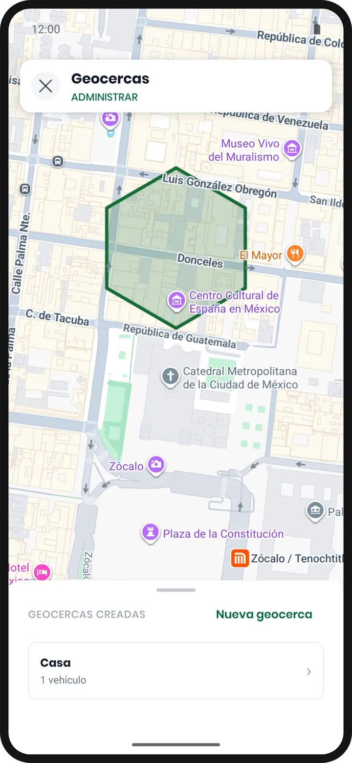 Zona hexagonal verde dibujada sobre el mapa y, debajo, la lista con la geocerca «Casa» y un vehículo
