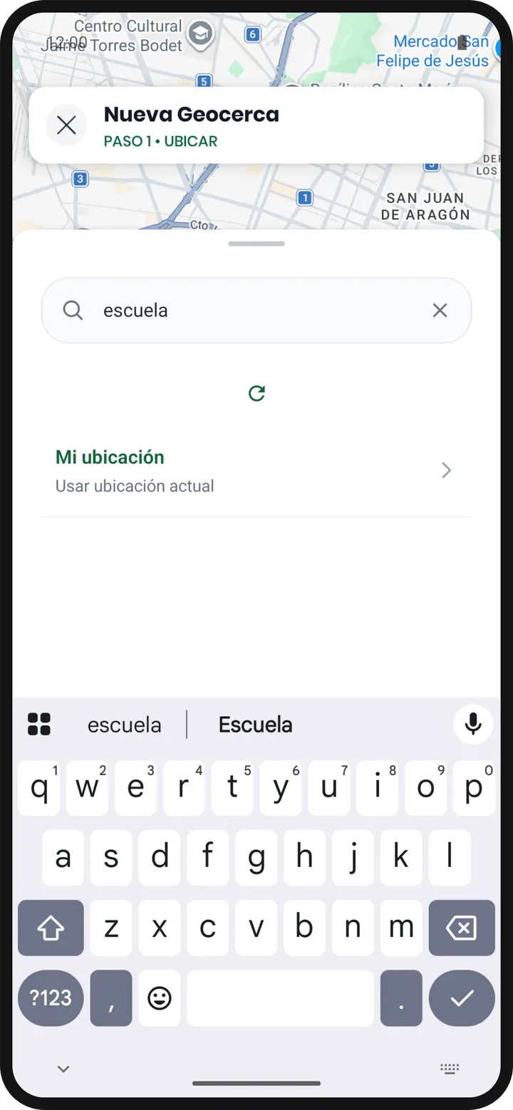 Paso 1 de Nueva geocerca con «escuela» escrito en el buscador y, debajo, el encabezado 10 RESULTADOS con la opción Mi ubicación y cuatro escuelas del Centro Histórico